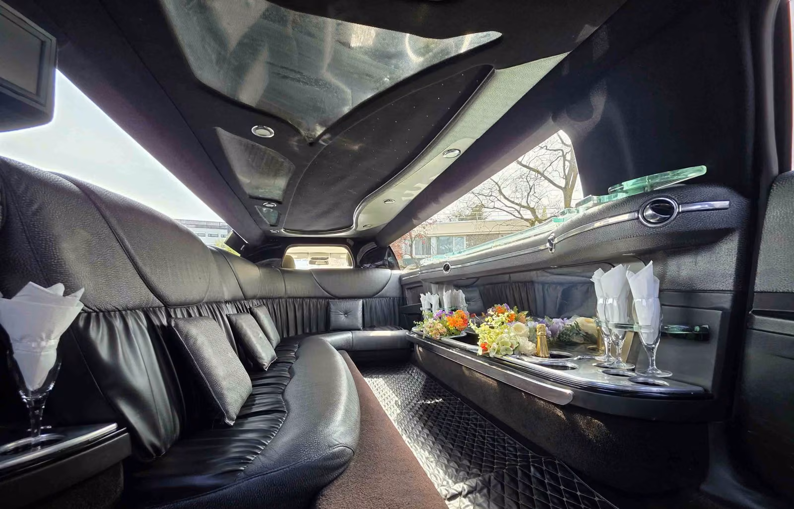 Limousine américaine de nuit à Paris