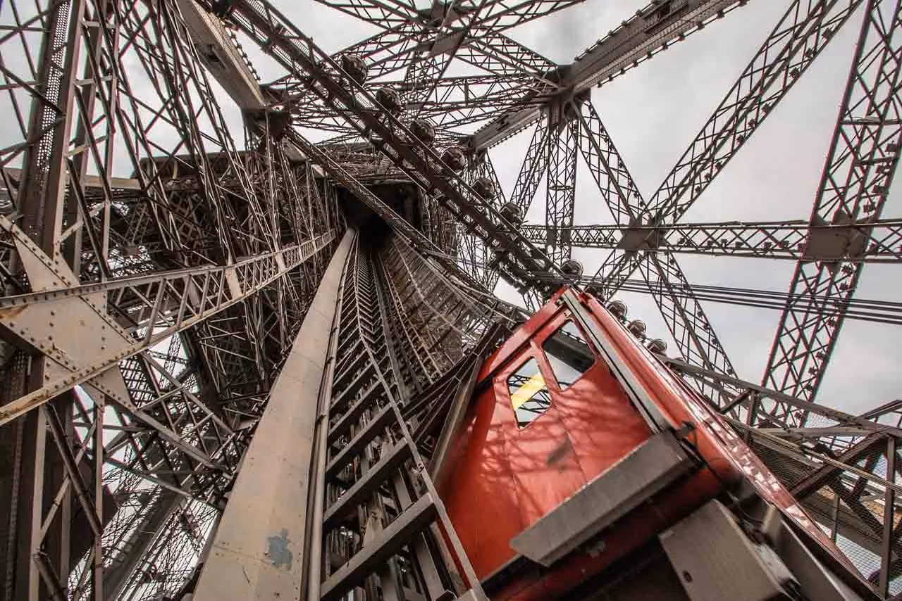La Tour Eiffel de nuit, Paris by night en limousine