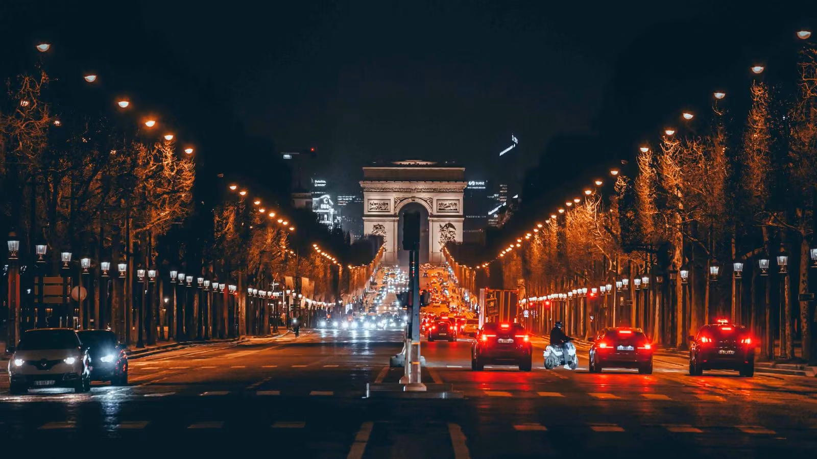 Les Champs-Élysées de nuit, Paris by night en limousine